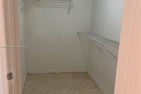 Condominio en alquiler en Miramar, Florida, 1 dormitorio, 78.97 m2 № 1396244 - foto 17