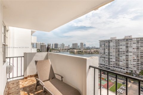 Condo in Aventura, Florida, 2 bedrooms  № 1049671 - photo 15