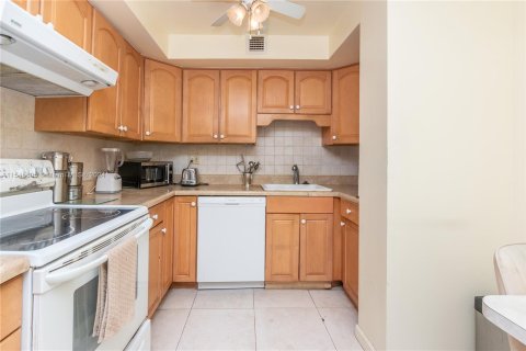 Condo in Aventura, Florida, 2 bedrooms  № 1049671 - photo 9