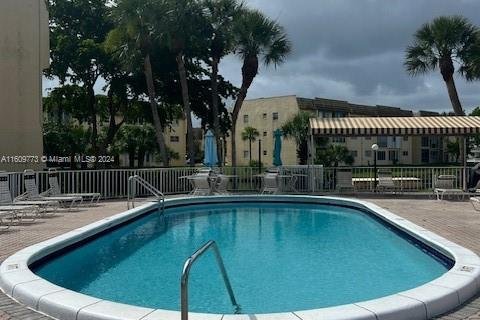 Condo in Sunrise, Florida, 1 bedroom  № 1232556 - photo 13