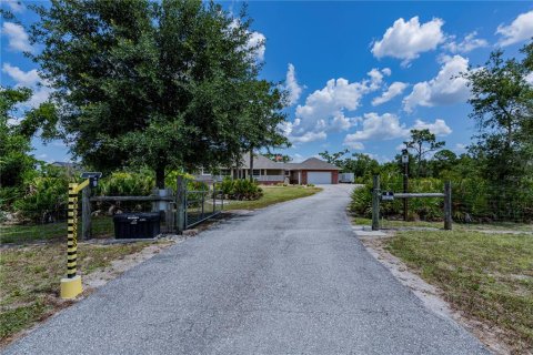 House in Punta Gorda, Florida 4 bedrooms, 210.98 sq.m. № 1197526 - photo 3