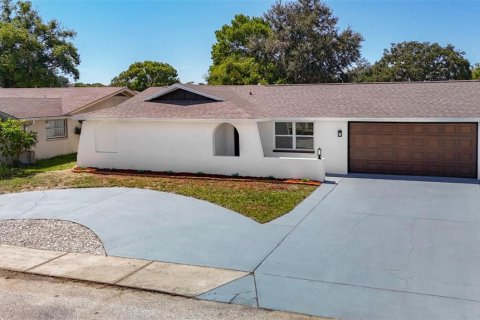 House in Port Richey, Florida 4 bedrooms, 133.78 sq.m. № 1376210 - photo 2