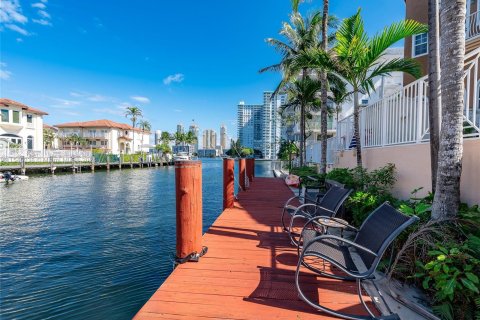 Villa ou maison à vendre à North Miami Beach, Floride: 4 chambres, 190.45 m2 № 1047569 - photo 8