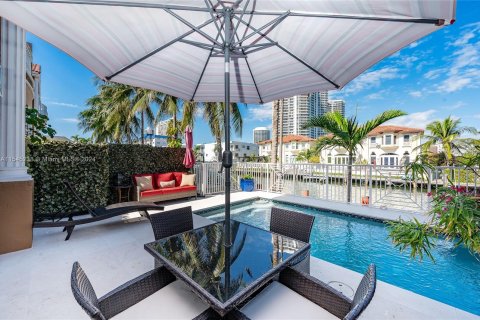 Villa ou maison à vendre à North Miami Beach, Floride: 4 chambres, 190.45 m2 № 1047569 - photo 2