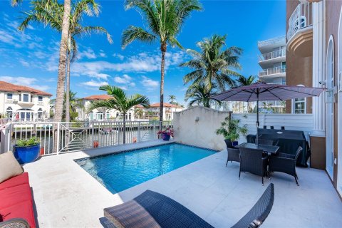 Villa ou maison à vendre à North Miami Beach, Floride: 4 chambres, 190.45 m2 № 1047569 - photo 3