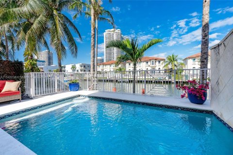 Villa ou maison à vendre à North Miami Beach, Floride: 4 chambres, 190.45 m2 № 1047569 - photo 1