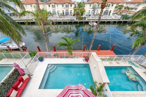 Villa ou maison à vendre à North Miami Beach, Floride: 4 chambres, 190.45 m2 № 1047569 - photo 5