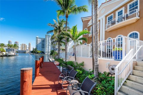 Villa ou maison à vendre à North Miami Beach, Floride: 4 chambres, 190.45 m2 № 1047569 - photo 7
