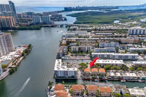 Villa ou maison à vendre à North Miami Beach, Floride: 4 chambres, 190.45 m2 № 1047569 - photo 14