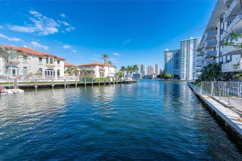 Villa ou maison à vendre à North Miami Beach, Floride: 4 chambres, 190.45 m2 № 1047569 - photo 9