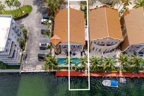 Villa ou maison à vendre à North Miami Beach, Floride: 4 chambres, 190.45 m2 № 1047569 - photo 12