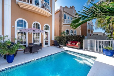 Villa ou maison à vendre à North Miami Beach, Floride: 4 chambres, 190.45 m2 № 1047569 - photo 4