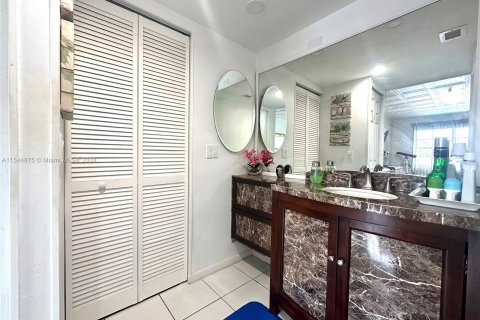 Condo in Pembroke Pines, Florida, 2 bedrooms  № 1050485 - photo 26