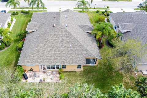House in Vero Beach, Florida 3 bedrooms, 163.79 sq.m. № 1040522 - photo 18
