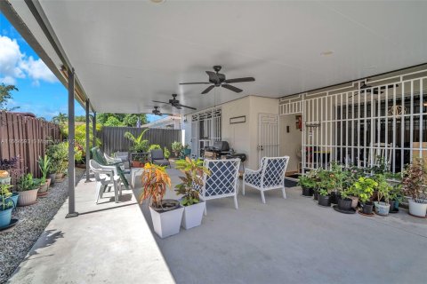 House in Miami, Florida 4 bedrooms, 142.98 sq.m. № 1380355 - photo 29