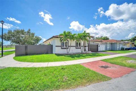 Villa ou maison à vendre à Miami, Floride: 4 chambres, 142.98 m2 № 1380355 - photo 2