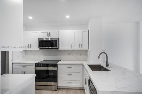 Condo in Miami Beach, Florida, 1 bedroom  № 1377598 - photo 9