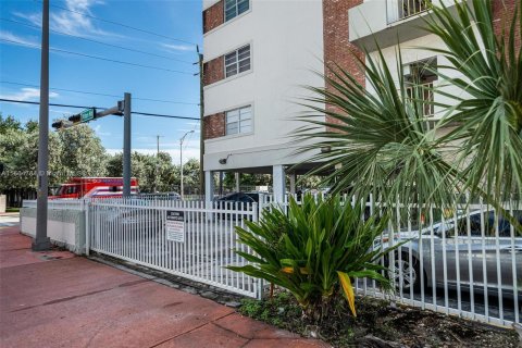 Condo in Miami Beach, Florida, 1 bedroom  № 1377598 - photo 19