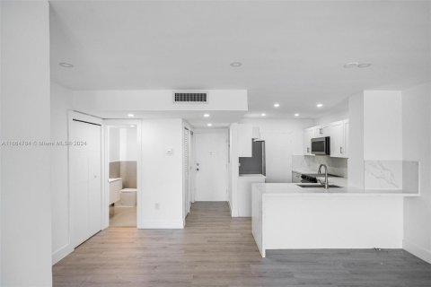 Condo in Miami Beach, Florida, 1 bedroom  № 1377598 - photo 6