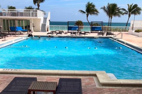 Condo in Miami Beach, Florida, 1 bedroom  № 1293410 - photo 29