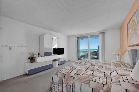 Condo in Miami Beach, Florida, 1 bedroom  № 1293410 - photo 20