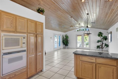 House in Tavernier, Florida 4 bedrooms, 226.77 sq.m. № 1039960 - photo 11