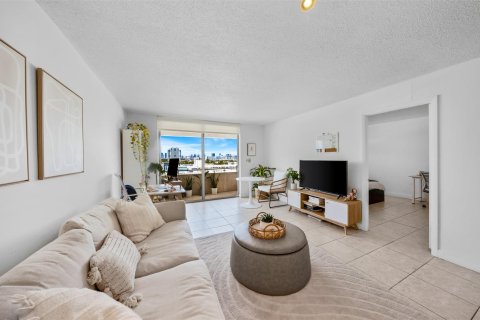 Condo in Miami Beach, Florida, 1 bedroom  № 1226916 - photo 24