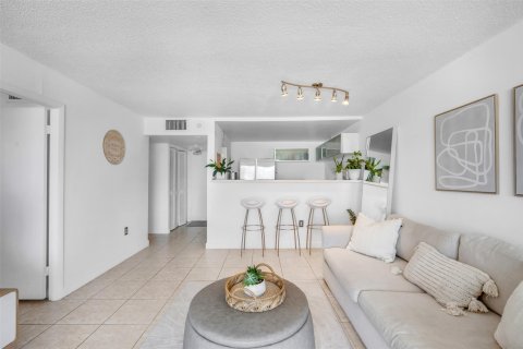 Condo in Miami Beach, Florida, 1 bedroom  № 1226916 - photo 20