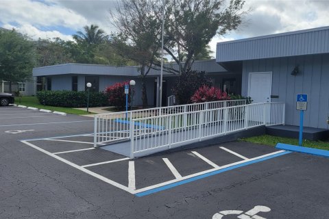 Condo in Oakland Park, Florida, 1 bedroom  № 1076937 - photo 1