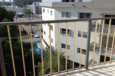 Condo in Miami Beach, Florida, 1 bedroom  № 1033350 - photo 2