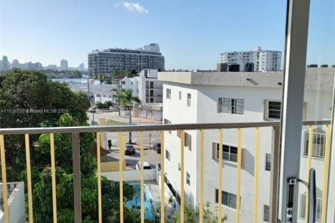 Condominio en venta en Miami Beach, Florida, 1 dormitorio, 81.29 m2 № 1033350 - foto 1