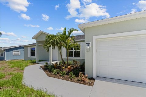 House in Port Charlotte, Florida 3 bedrooms, 149.85 sq.m. № 1247489 - photo 2