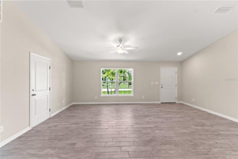 House in Port Charlotte, Florida 3 bedrooms, 149.85 sq.m. № 1247489 - photo 4