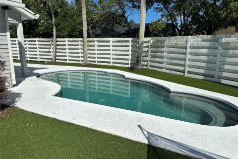 House in Miami, Florida 3 bedrooms, 185.99 sq.m. № 1356681 - photo 2