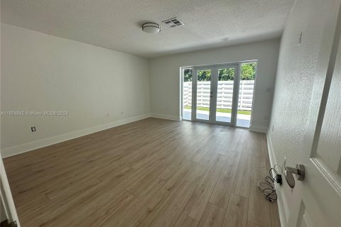 Casa en alquiler en Miami, Florida, 3 dormitorios, 185.99 m2 № 1356681 - foto 19