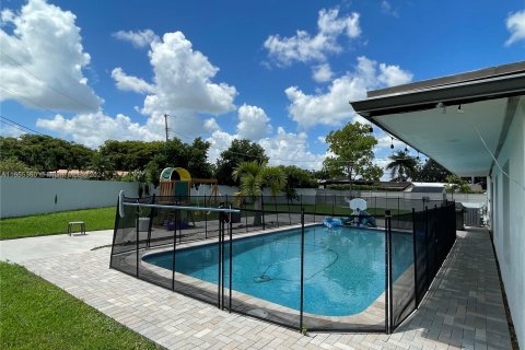 Villa ou maison à louer à Hialeah, Floride: 4 chambres, 184.04 m2 № 1356684 - photo 20