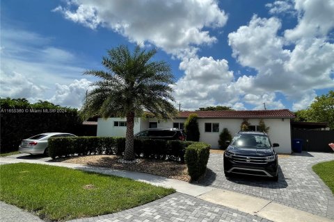 Villa ou maison à louer à Hialeah, Floride: 4 chambres, 184.04 m2 № 1356684 - photo 1