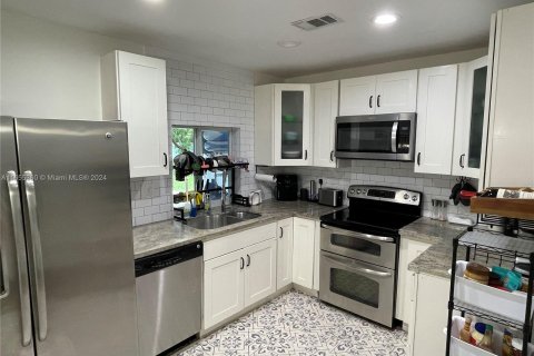 Casa en alquiler en Hialeah, Florida, 4 dormitorios, 184.04 m2 № 1356684 - foto 10