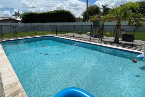 Casa en alquiler en Hialeah, Florida, 4 dormitorios, 184.04 m2 № 1356684 - foto 19