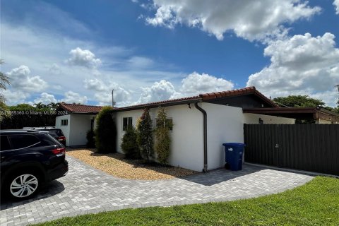 Villa ou maison à louer à Hialeah, Floride: 4 chambres, 184.04 m2 № 1356684 - photo 2