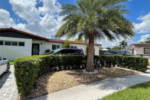 House in Hialeah, Florida 4 bedrooms, 184.04 sq.m. № 1356684 - photo 3