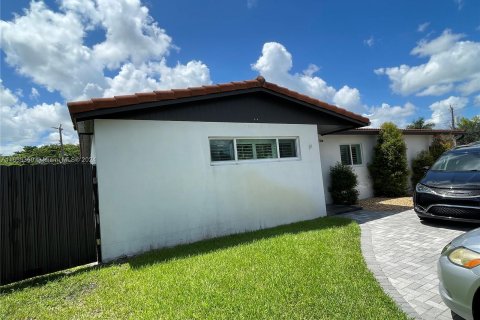 House in Hialeah, Florida 4 bedrooms, 184.04 sq.m. № 1356684 - photo 4