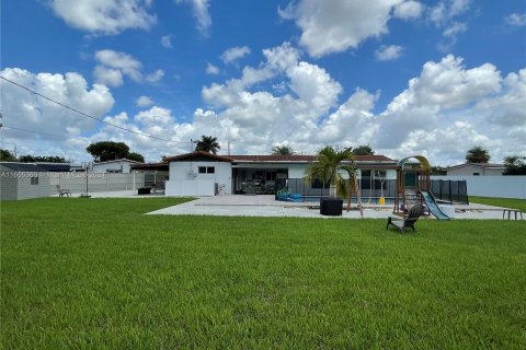 House in Hialeah, Florida 4 bedrooms, 184.04 sq.m. № 1356684 - photo 26