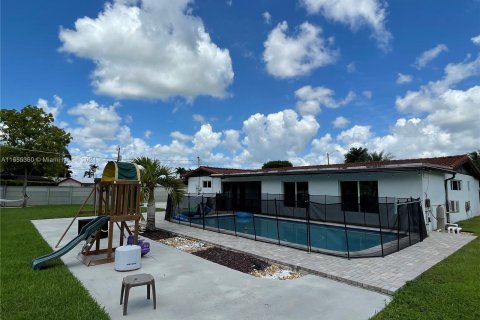 Villa ou maison à louer à Hialeah, Floride: 4 chambres, 184.04 m2 № 1356684 - photo 18