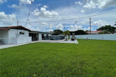 House in Hialeah, Florida 4 bedrooms, 184.04 sq.m. № 1356684 - photo 23