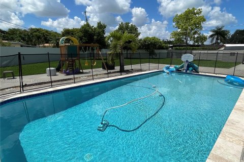 Villa ou maison à louer à Hialeah, Floride: 4 chambres, 184.04 m2 № 1356684 - photo 17