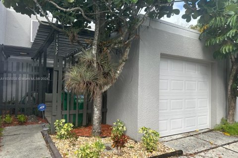 Townhouse in Pembroke Pines, Florida 3 bedrooms, 159.05 sq.m. № 1017869 - photo 1