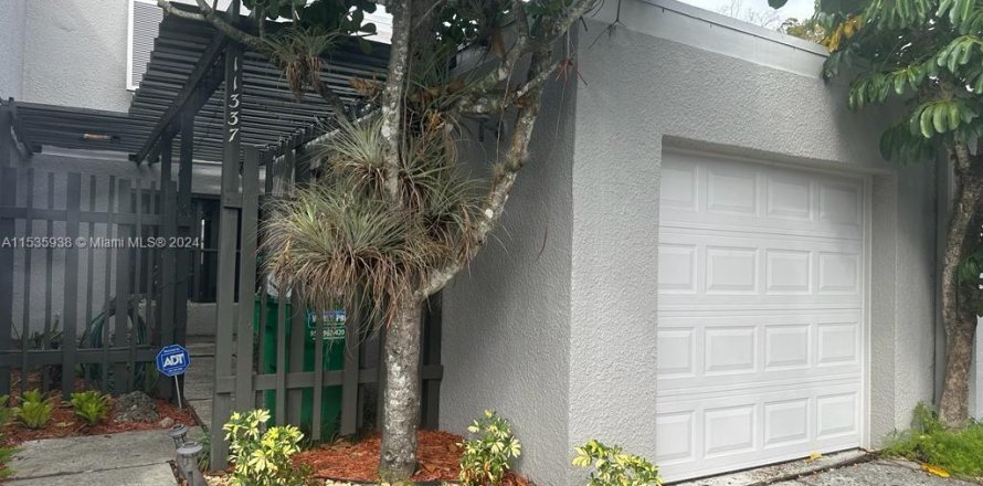 Townhouse in Pembroke Pines, Florida 3 bedrooms, 159.05 sq.m. № 1017869