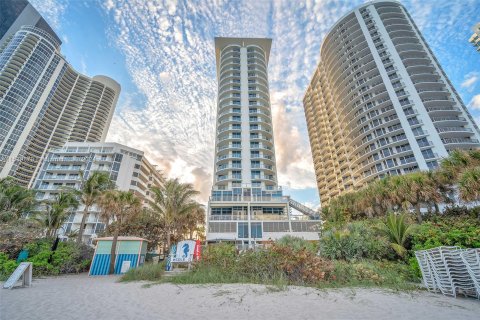 Condo in Sunny Isles Beach, Florida, 2 bedrooms  № 1033290 - photo 27