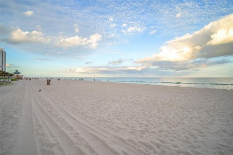 Copropriété à vendre à Sunny Isles Beach, Floride: 2 chambres, 111.58 m2 № 1033290 - photo 26